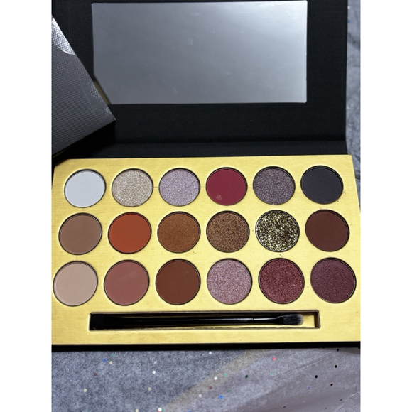 BeDenno 18 Shades Eyeshadow Palette - High Pigmented, and Long-Lasting Eyeshadow - Picture 4 of 7